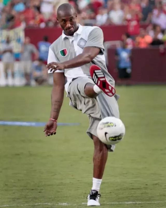 Switch 2首款限量手柄亮相 Nitro Deck 2半透明设计