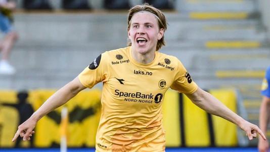 李晓旭首秀体能拉满 赛后累垮趴广告牌