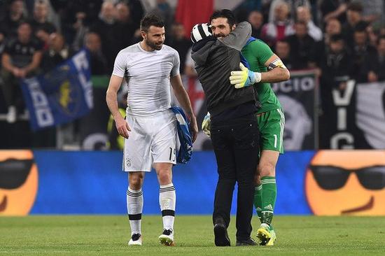 巴萨3-2皇马卫冕西超杯 拉菲尼亚双响